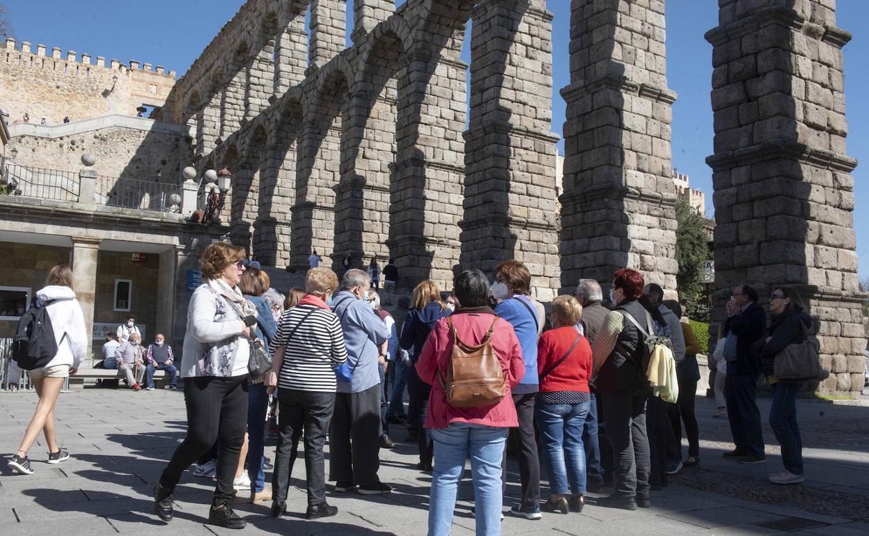 Un grupo de turistas, junto al Acueducto. 