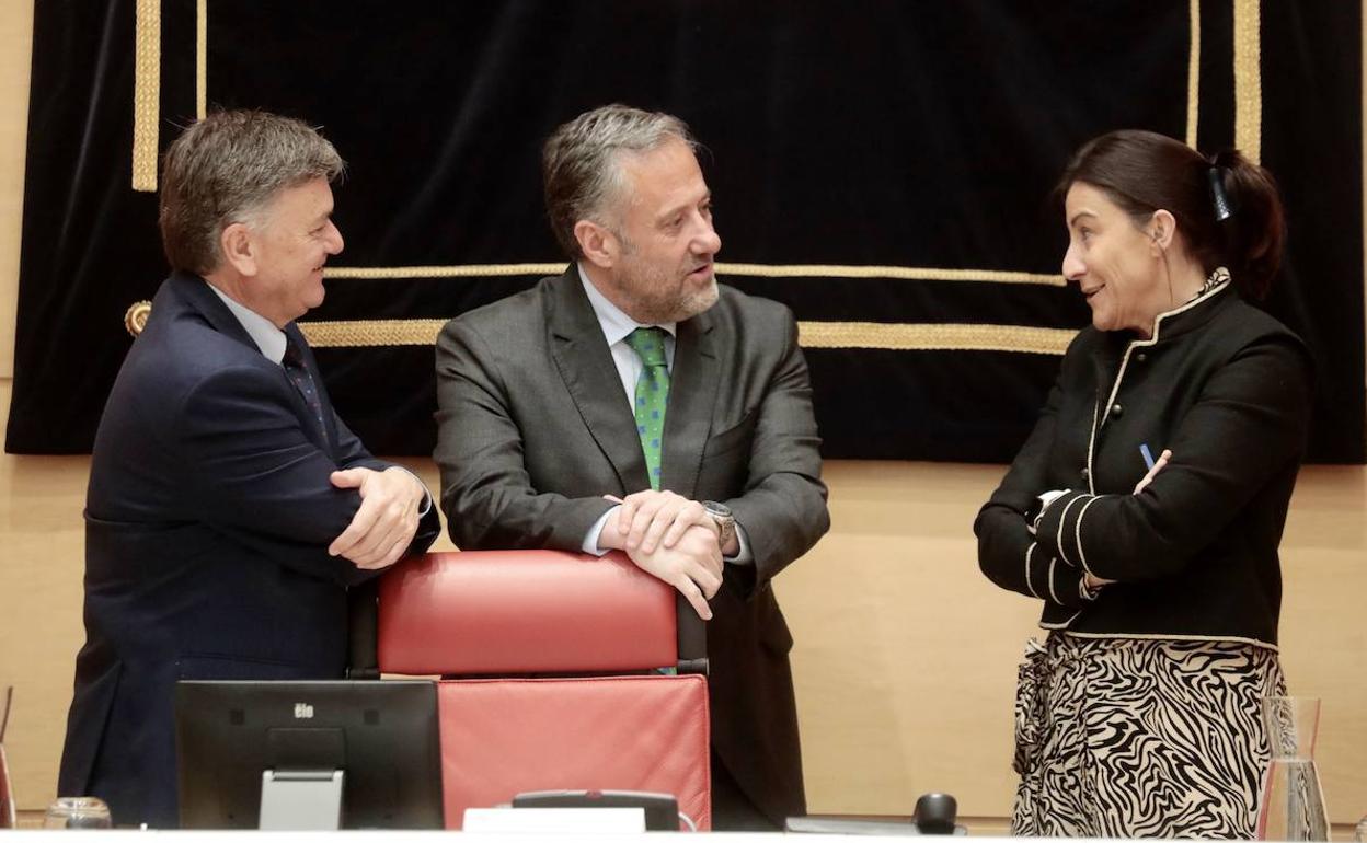 El presidente de las Cortes, Carlos Pollán, conversa con los vicepresidente Ana Sánchez (PSOE) y Francisco Vázquez (PP)