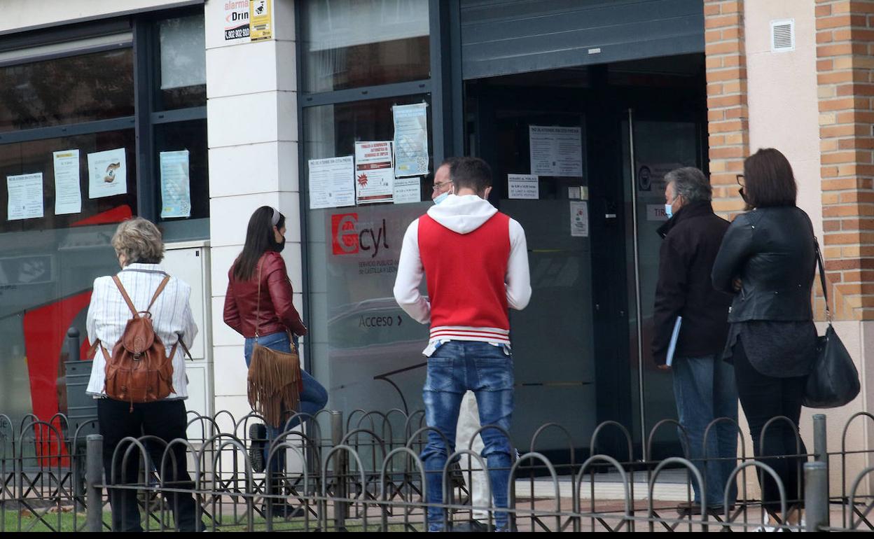 Personas a las puertas de la oficina del Ecyl en la capital segoviana. 