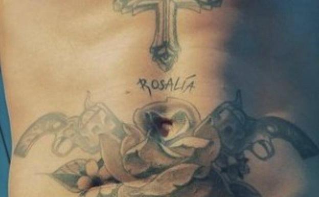 El tatuaje de Rauw Alejandro en el abdomen. 