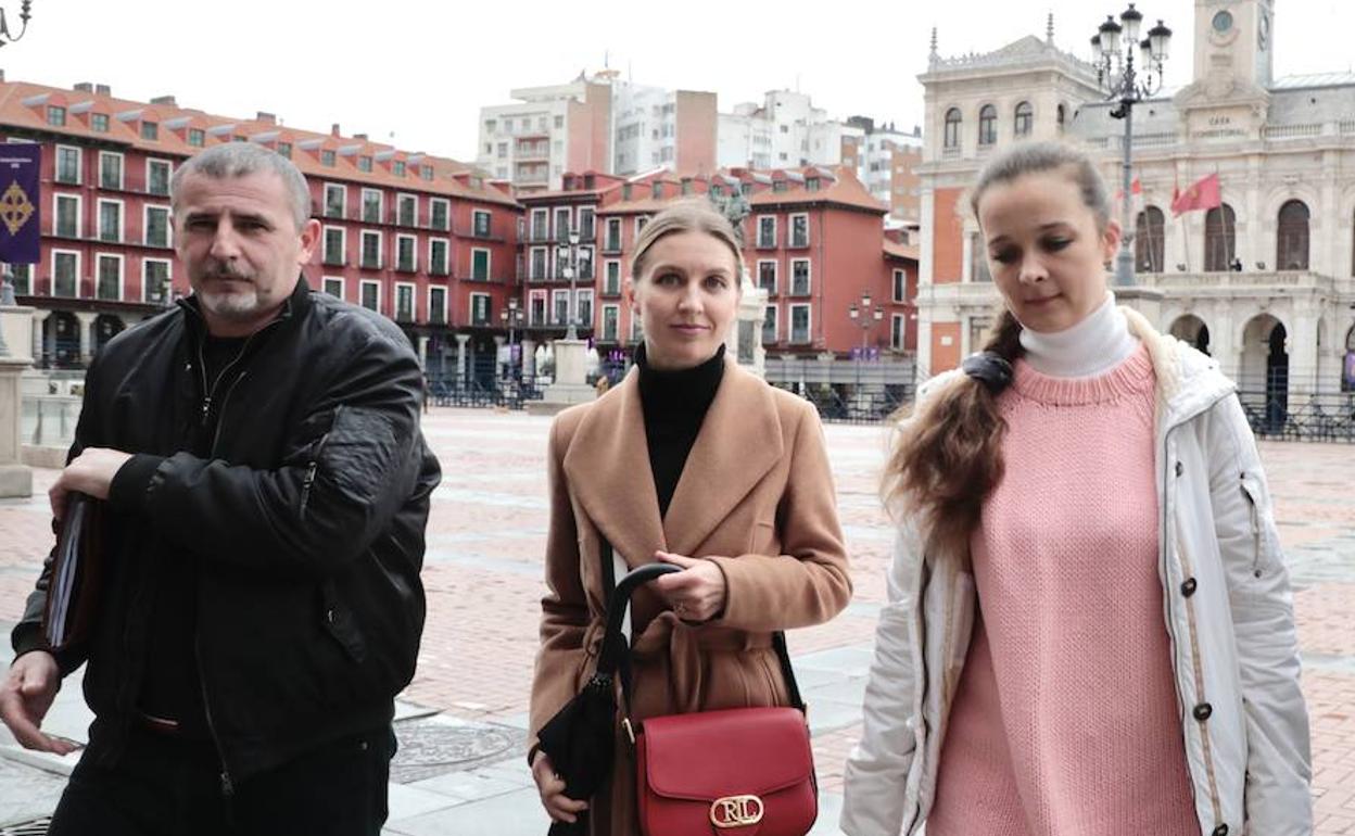 Vasyl, Yana y Anna en la Plaza Mayor de Valladolid a finales del mes de marzo. 