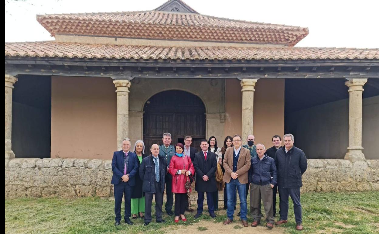 Representantes institucionales en la ermita de Santa Ana. 