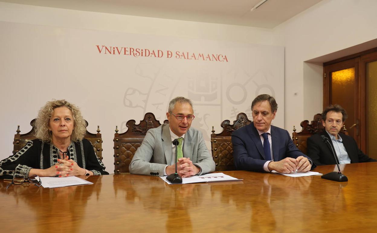 Celia Aramburu, vicerrectora de Estudiantes; Ricardo Rivero, rector de la Universidad de Salamanca; Carlos G. Carbayo, alcalde de Salamanca; y Fernando Gil Villa, coordinador de las jornadas.