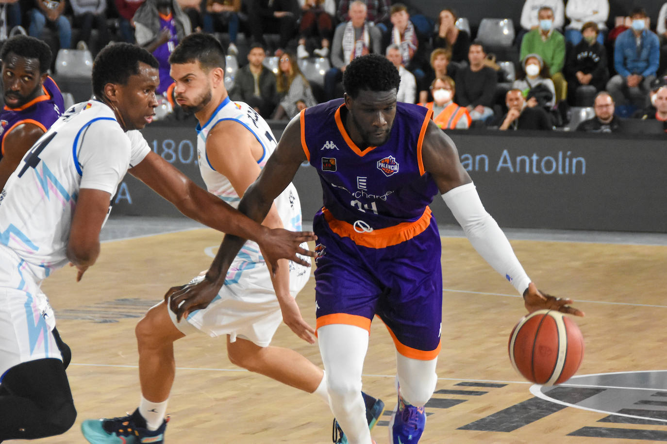 Fotos: El Palencia Baloncesto regresa a la victoria