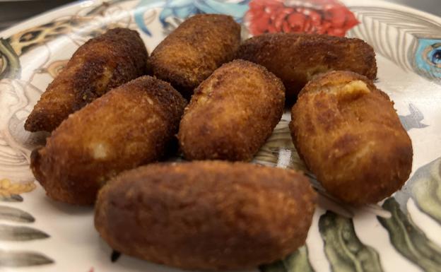 Croquetas de callos y chuleta de los Fogones de Jota. 