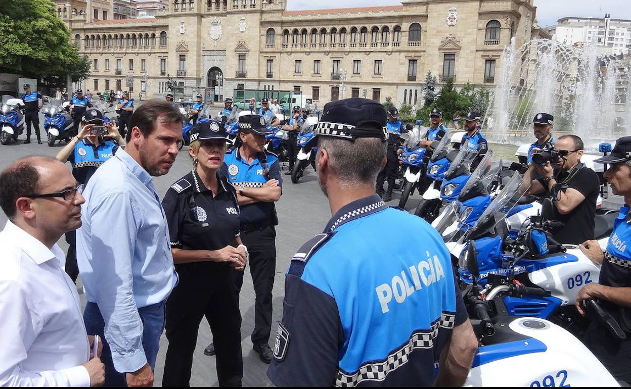 El alcalde de Valladolid, Óscar Puente, en un acto con policías locales en 2016. 