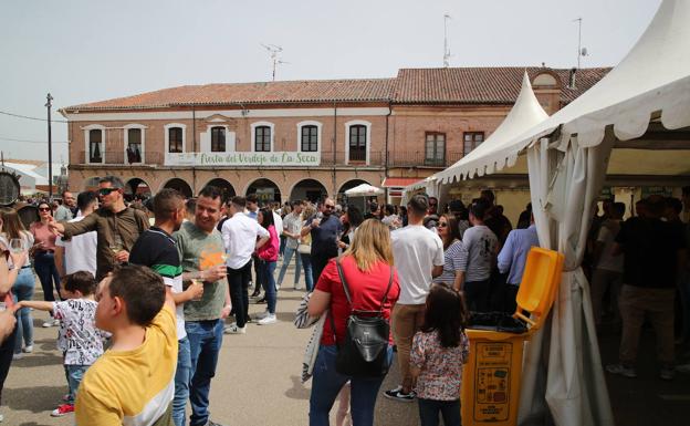 La Plaza Mayor de La Seca con vecinos y visitantes ante los puestos de degustación. 