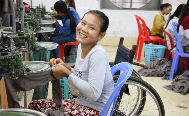 Una de las trabajadoras del centro textil en el que desarrolla su tarea de cooperante en Camboya el vallisoletano Juan Sobrini.