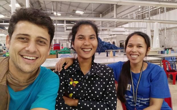 Juan Sobrini, posa con dos trabajadoras del centro textil de Battambang.