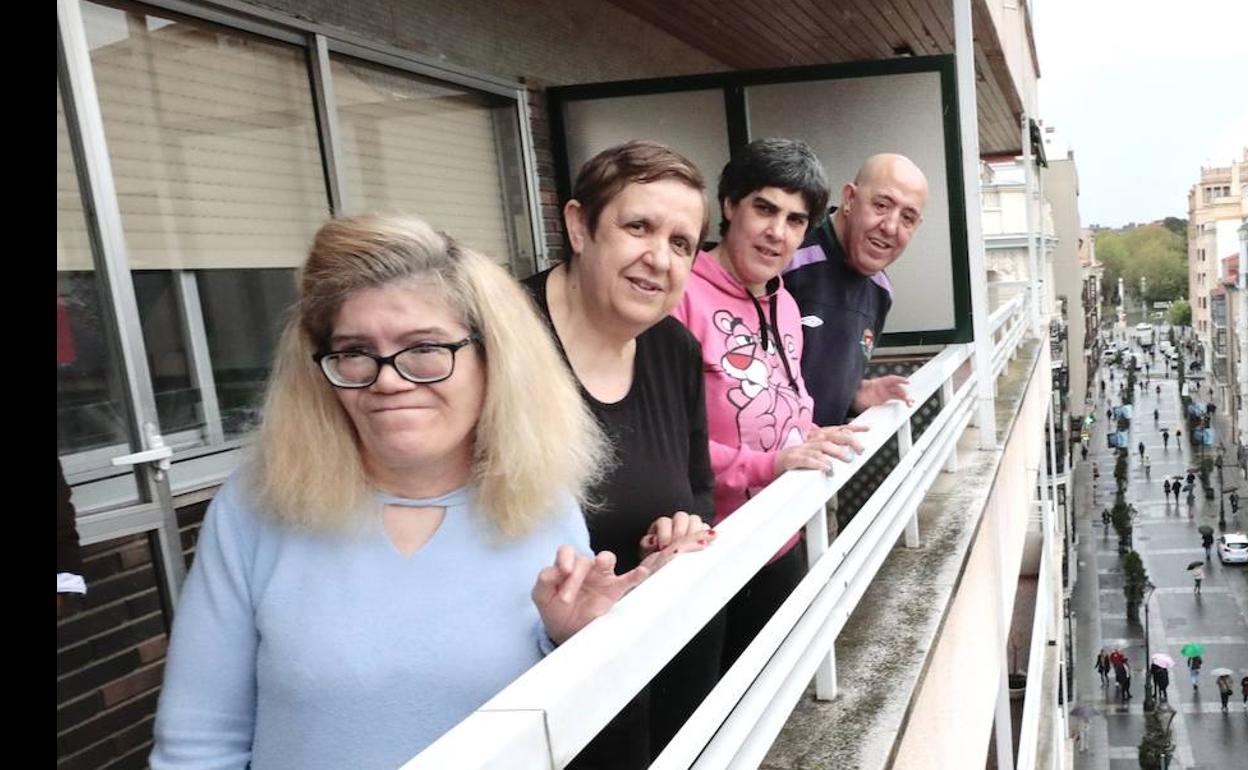 Cristina, Begoña, Mercedes y Enrique en el balcón de su casa. 