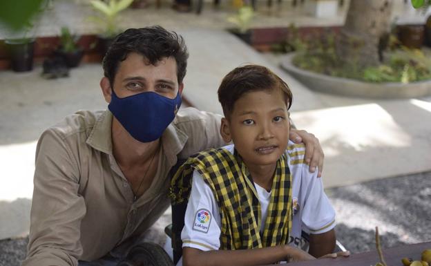 Juan Sobrini y uno de los jóvenes a los que imparte clase en Camboya.