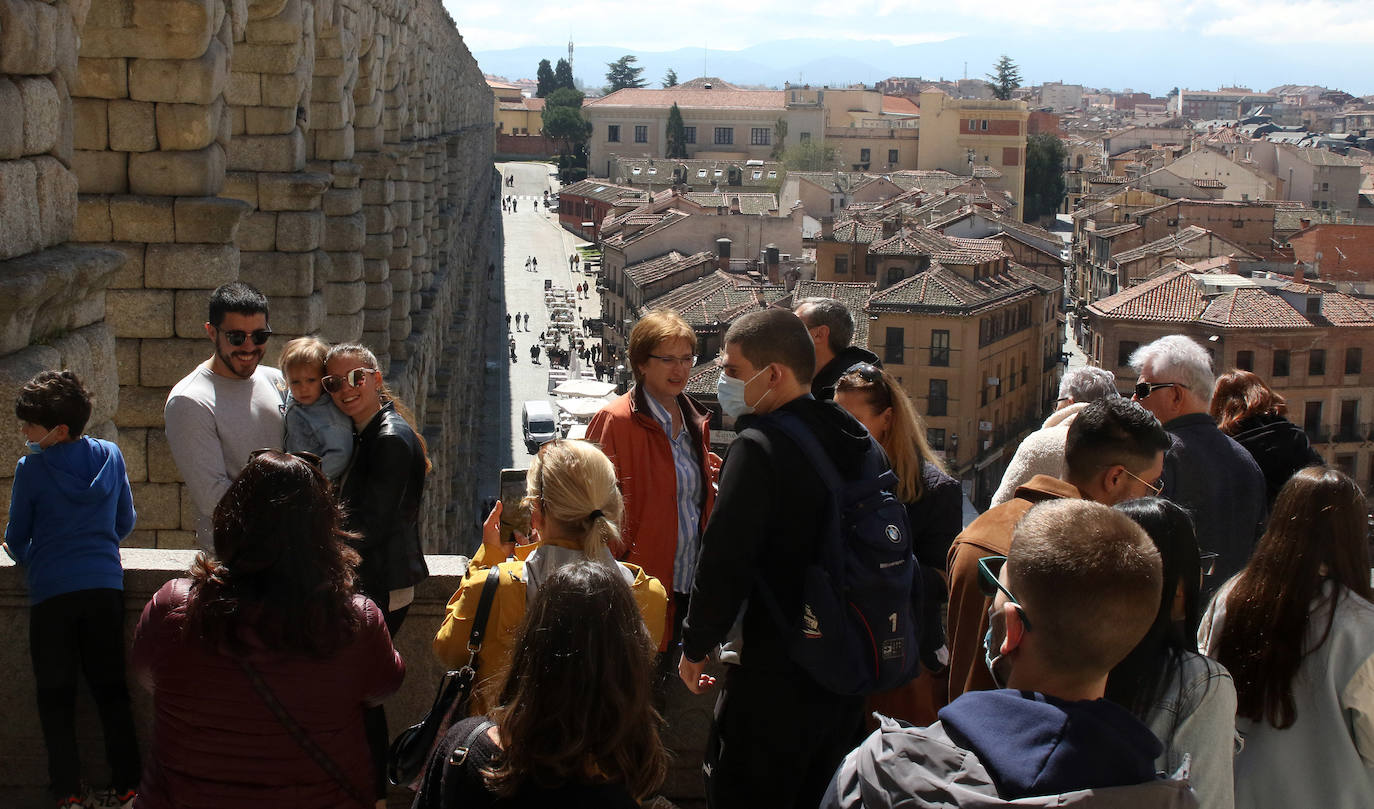 Turistas junto al Acueducto durante la Semana Santa.
