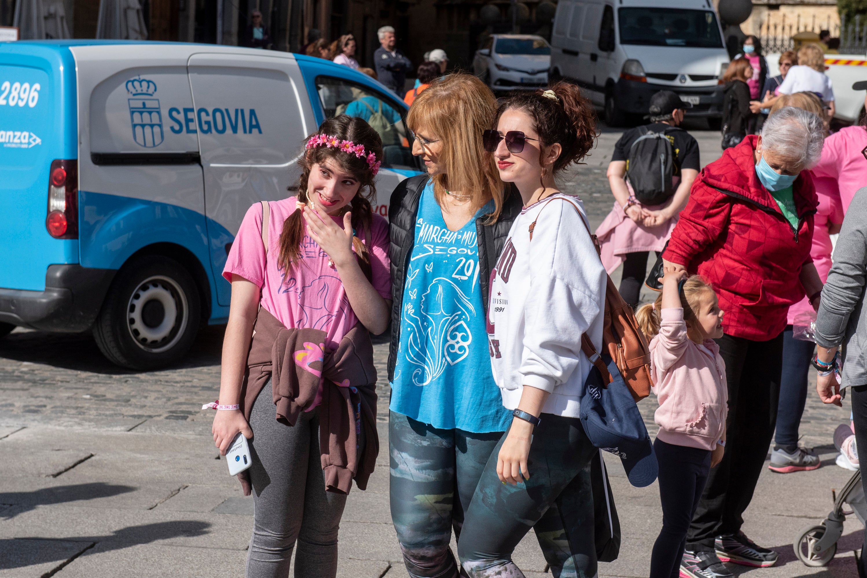 Cientos de mujeres marchan este 1 de mayo por las calles de Segovia.