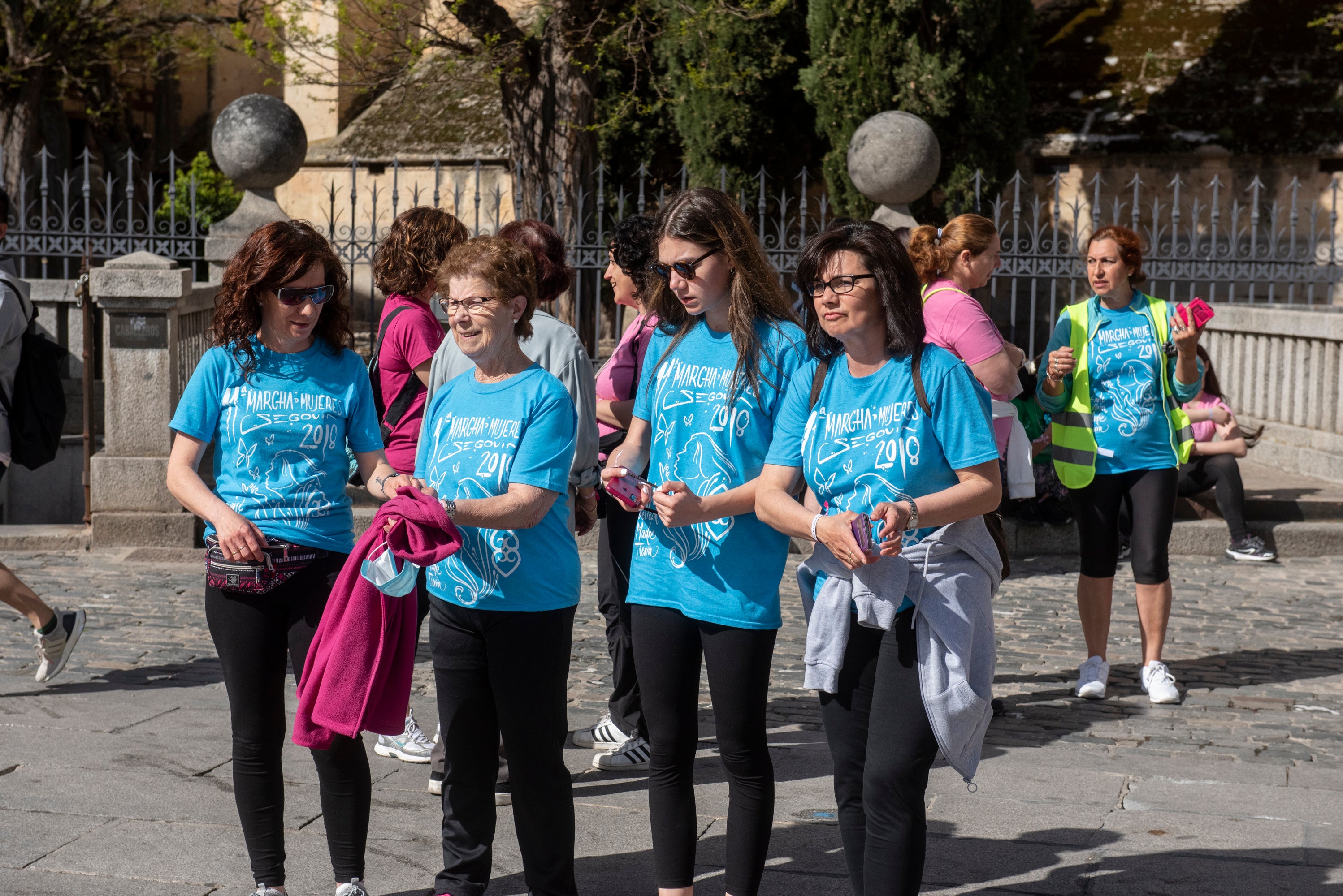 Cientos de mujeres marchan este 1 de mayo por las calles de Segovia.