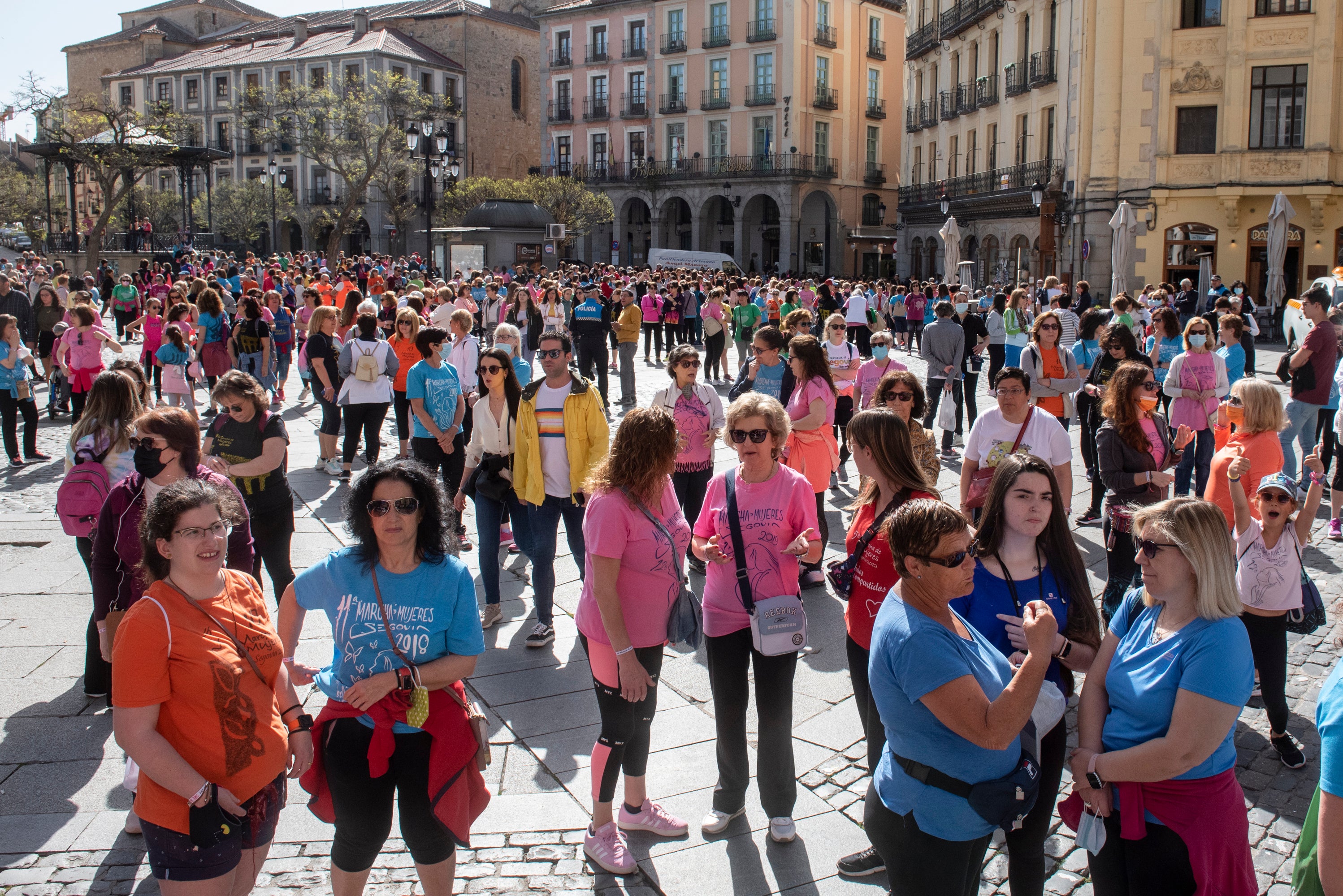Cientos de mujeres marchan este 1 de mayo por las calles de Segovia.