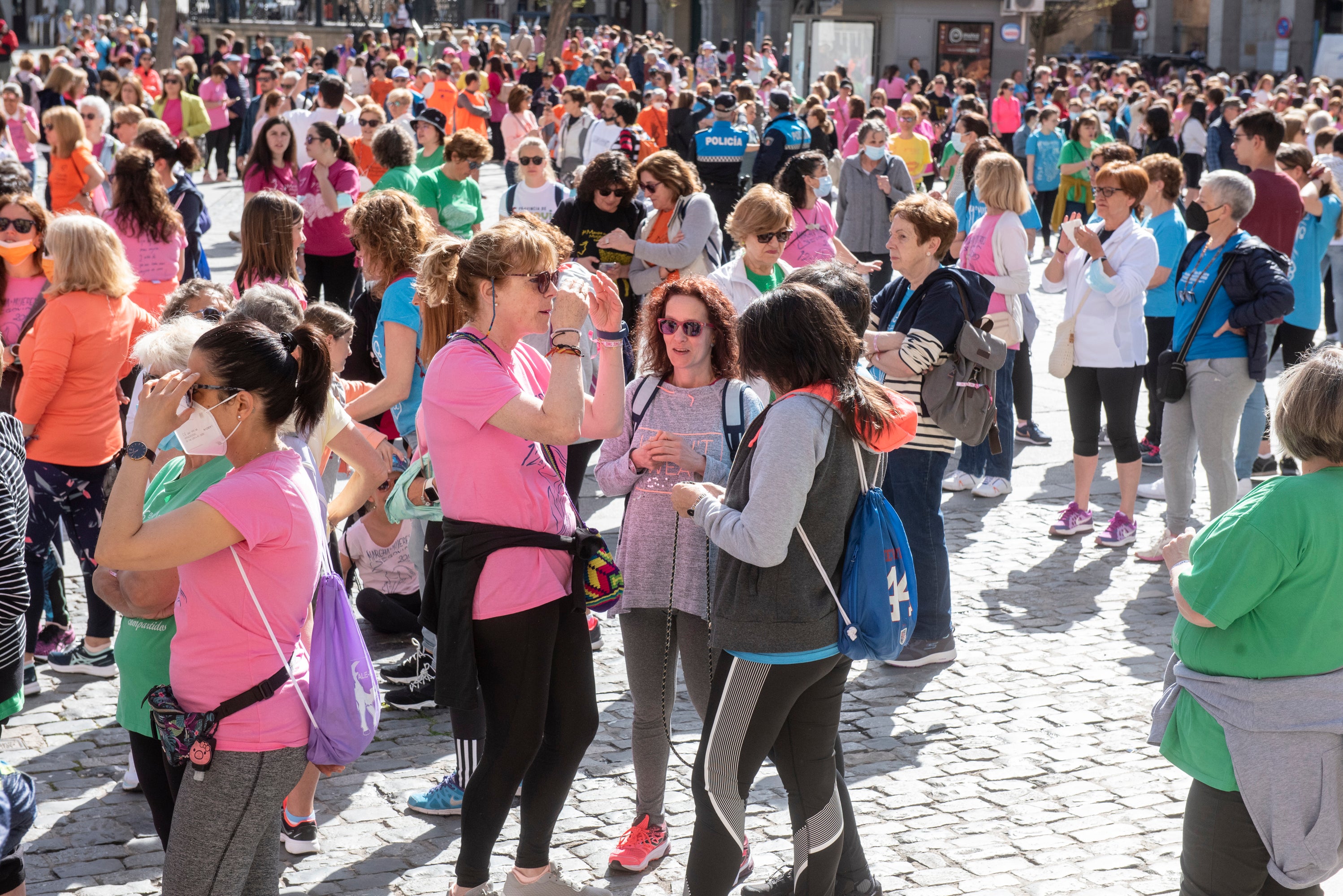Cientos de mujeres marchan este 1 de mayo por las calles de Segovia.