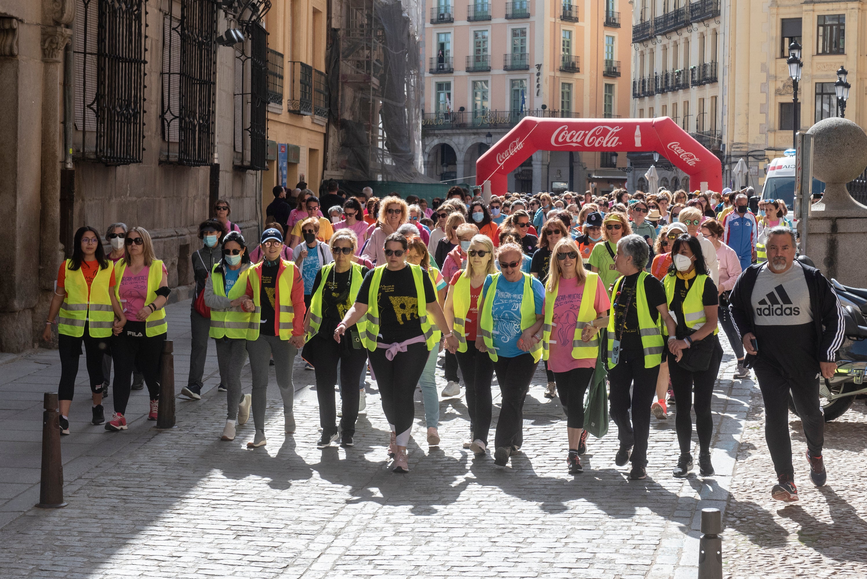 Cientos de mujeres marchan este 1 de mayo por las calles de Segovia.