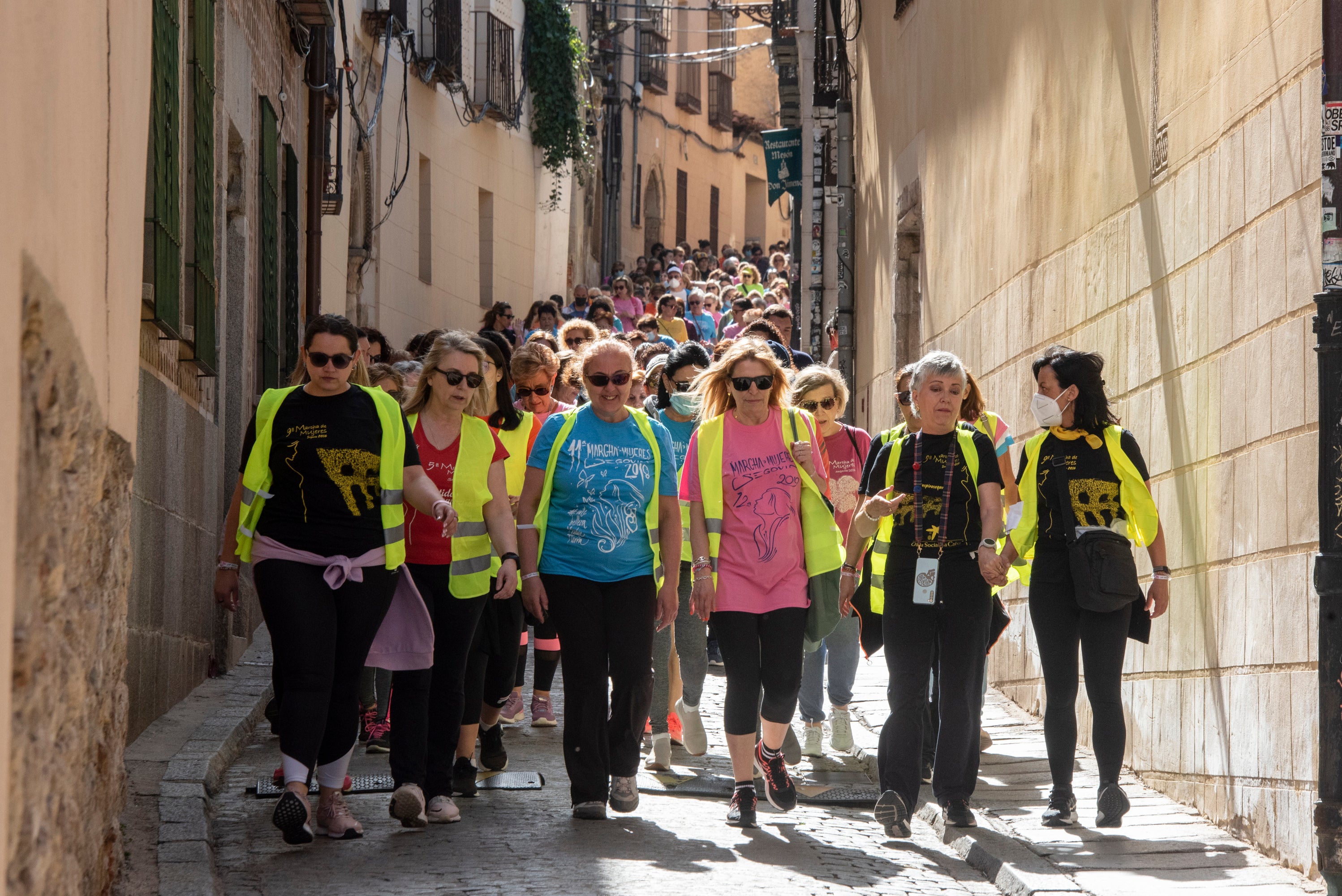 Cientos de mujeres marchan este 1 de mayo por las calles de Segovia.