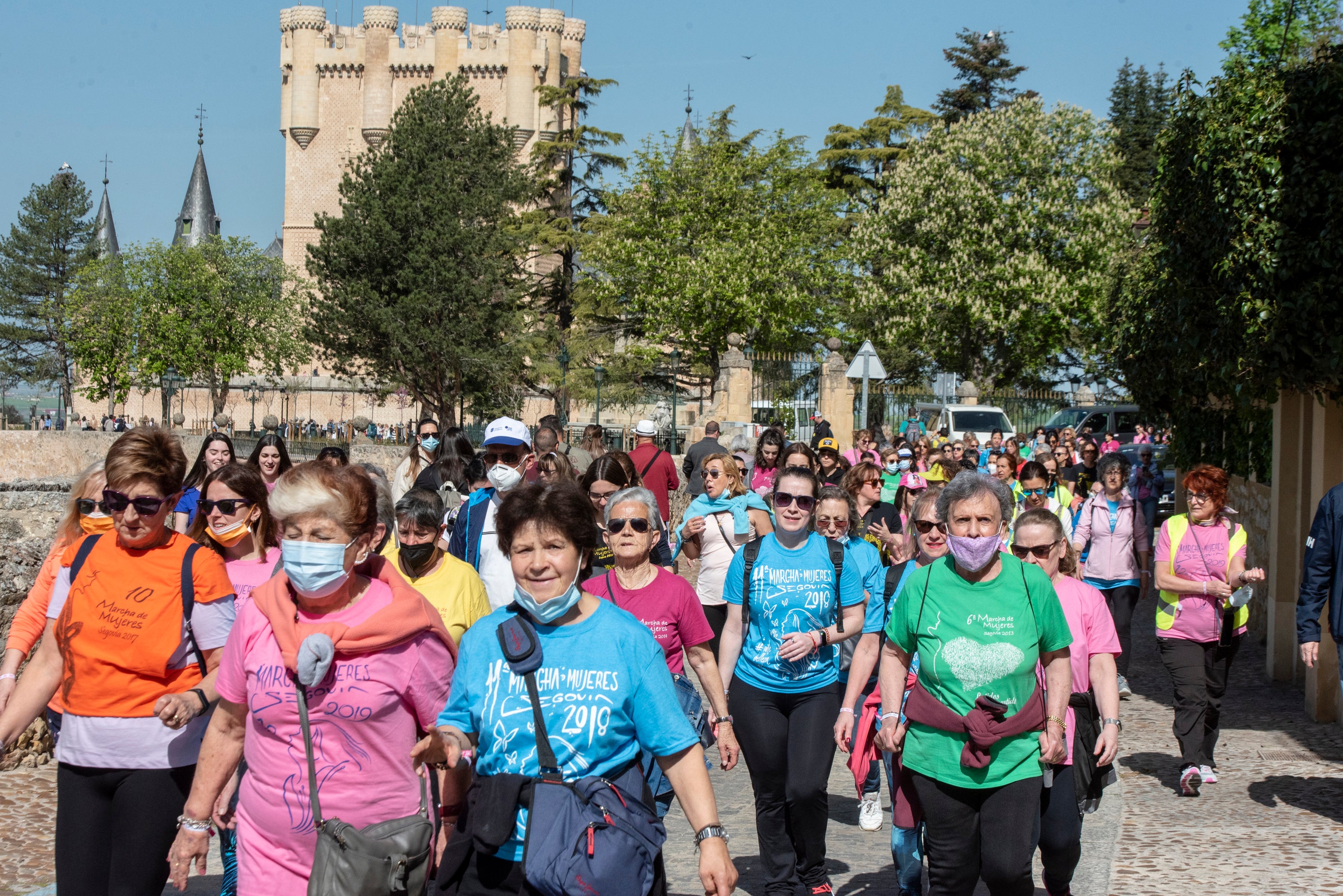Cientos de mujeres marchan este 1 de mayo por las calles de Segovia.