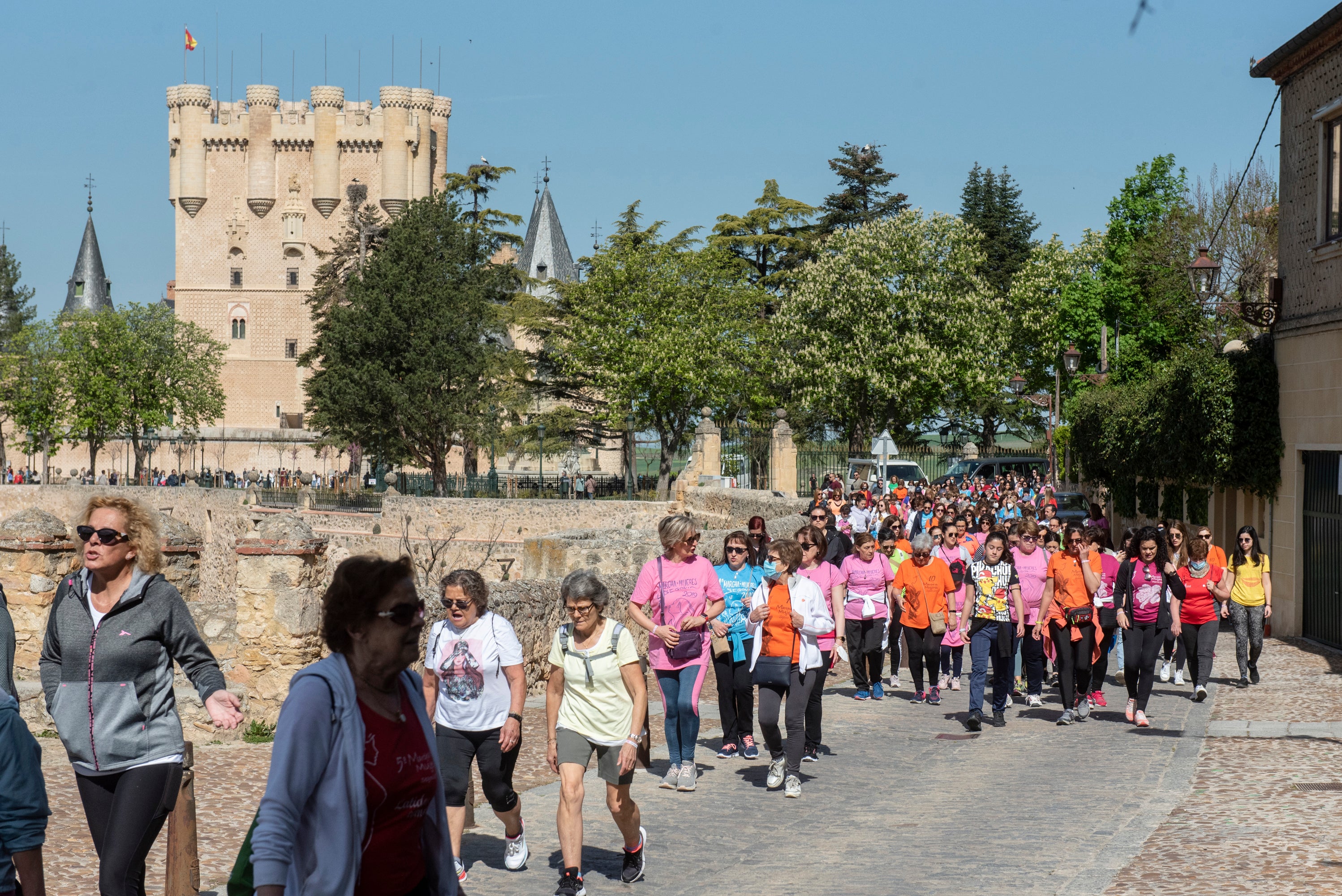Cientos de mujeres marchan este 1 de mayo por las calles de Segovia.
