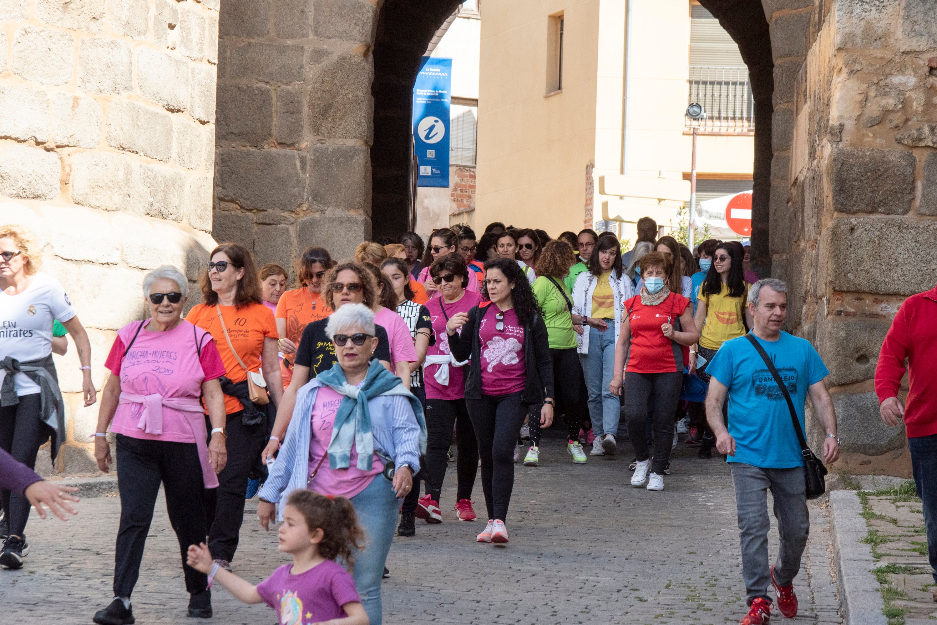 Cientos de mujeres marchan este 1 de mayo por las calles de Segovia.