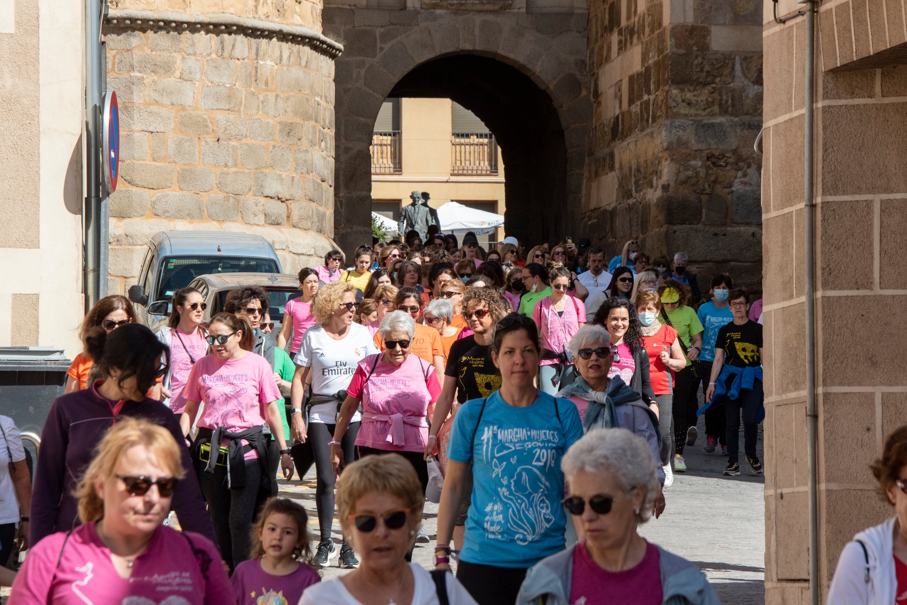 Cientos de mujeres marchan este 1 de mayo por las calles de Segovia.