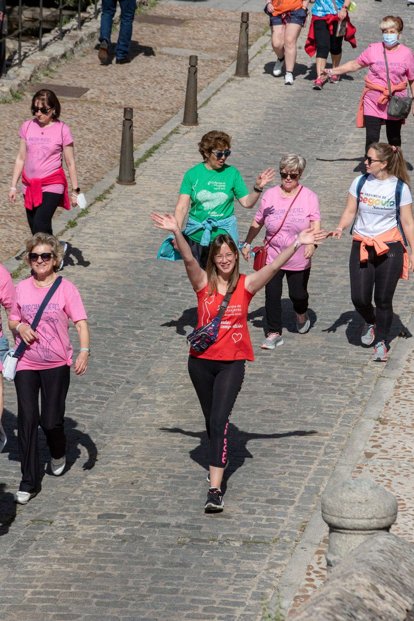 Cientos de mujeres marchan este 1 de mayo por las calles de Segovia.