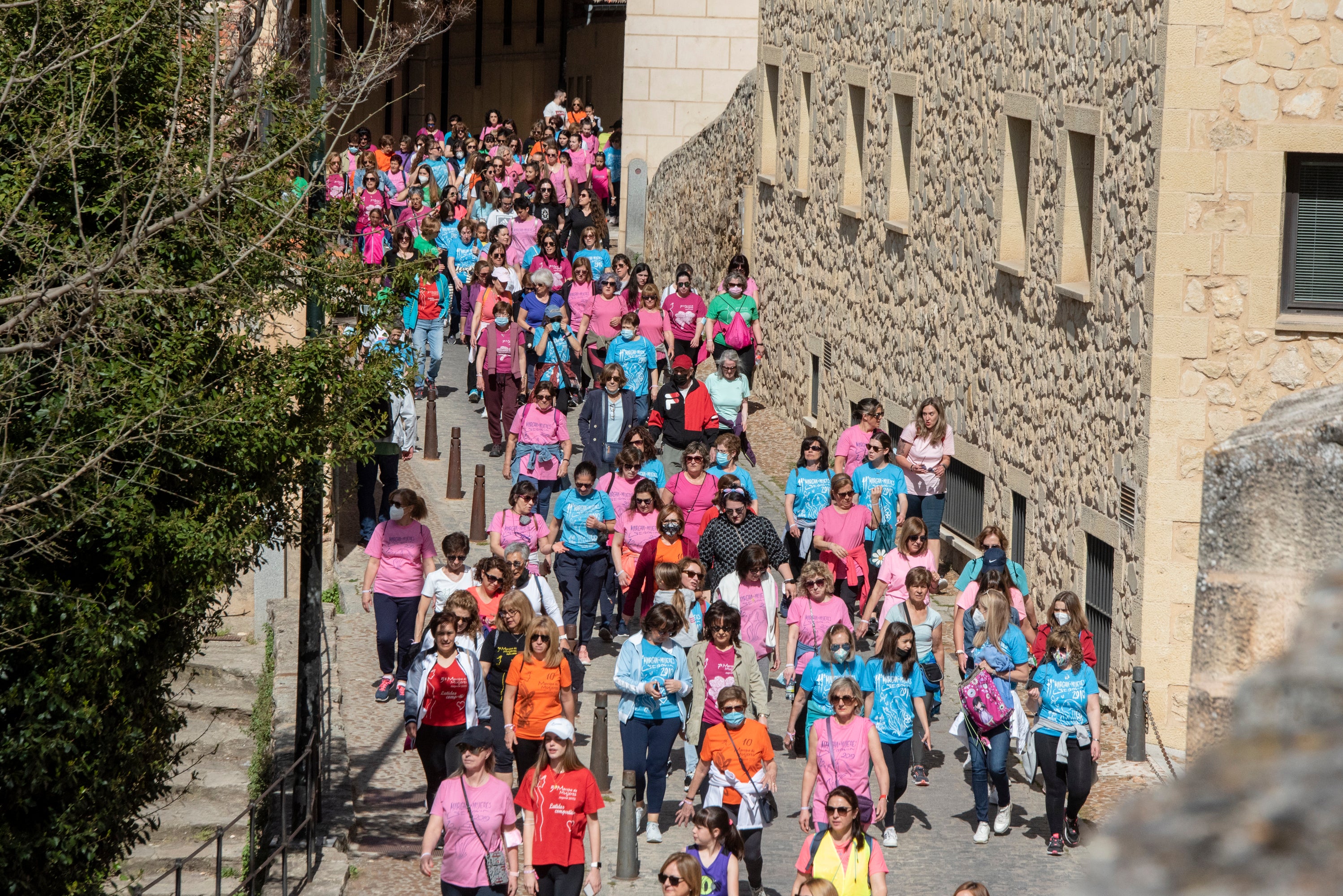 Cientos de mujeres marchan este 1 de mayo por las calles de Segovia.