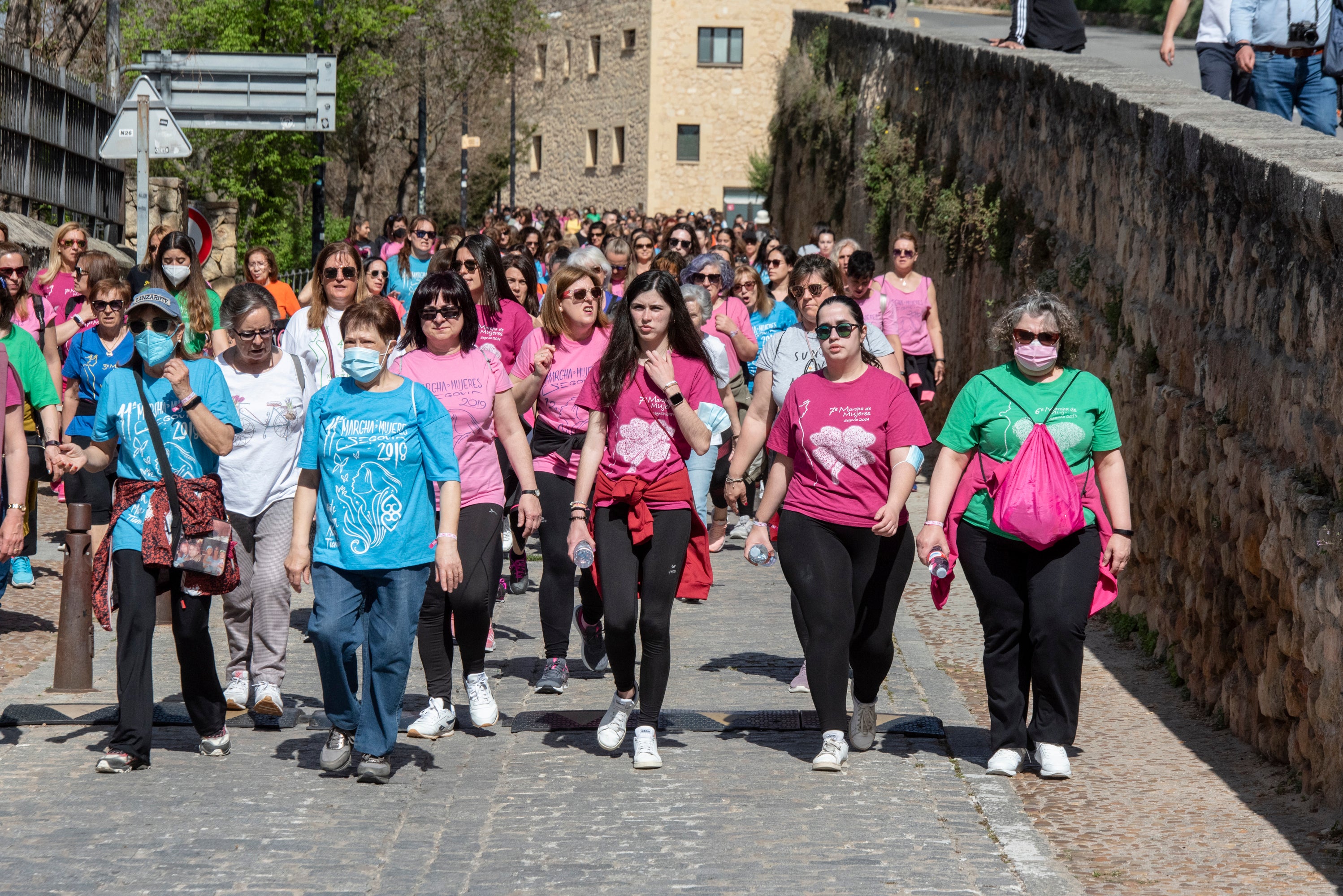 Cientos de mujeres marchan este 1 de mayo por las calles de Segovia.