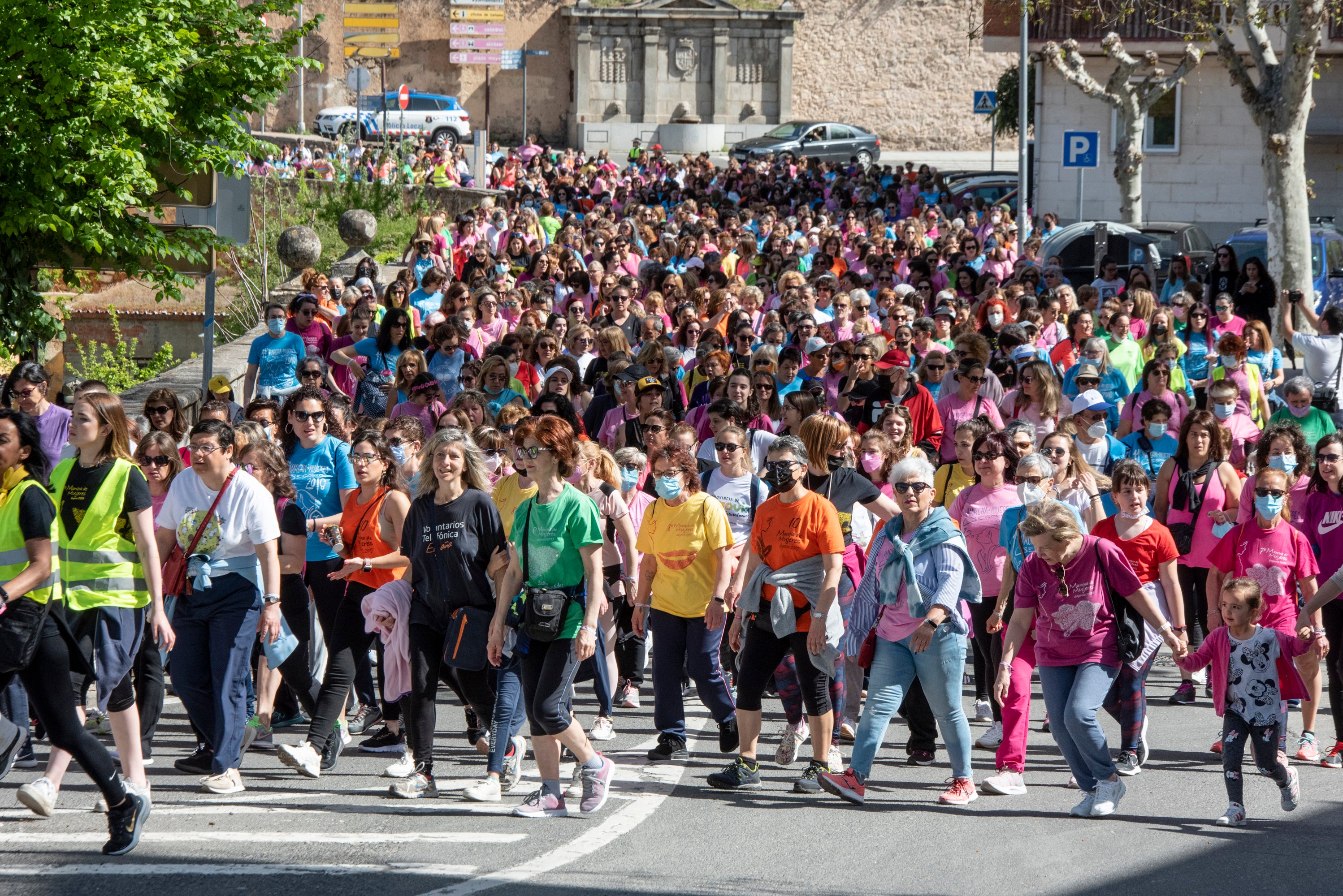 Cientos de mujeres marchan este 1 de mayo por las calles de Segovia.
