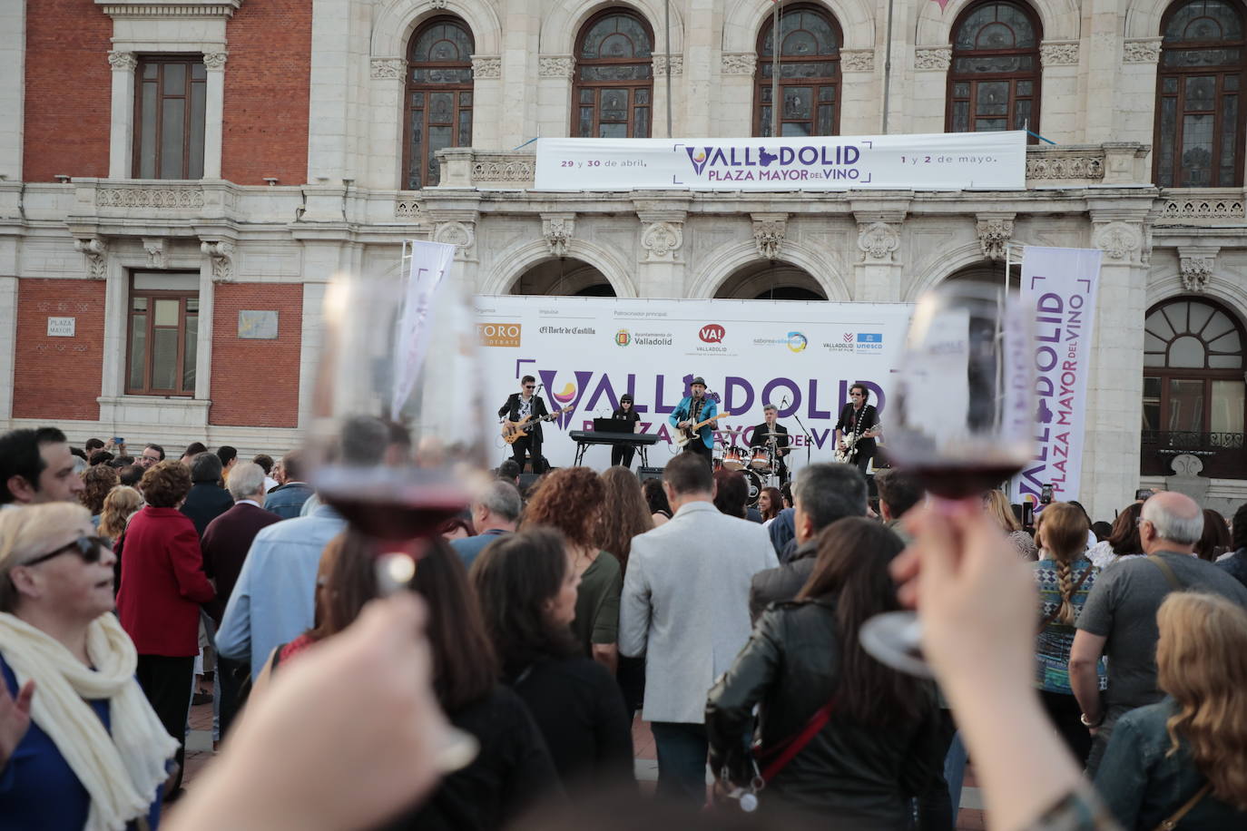 Decenas de personas disfrutan de los vinos y los productos de Valladolid. 