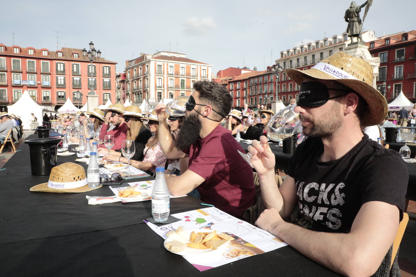 Decenas de personas disfrutan de los vinos y los productos de Valladolid. 