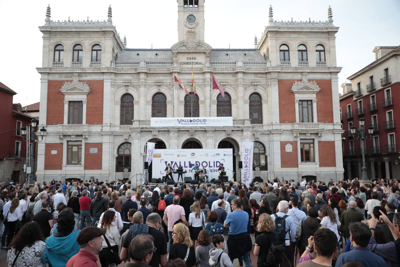 Decenas de personas disfrutan de los vinos y los productos de Valladolid. 