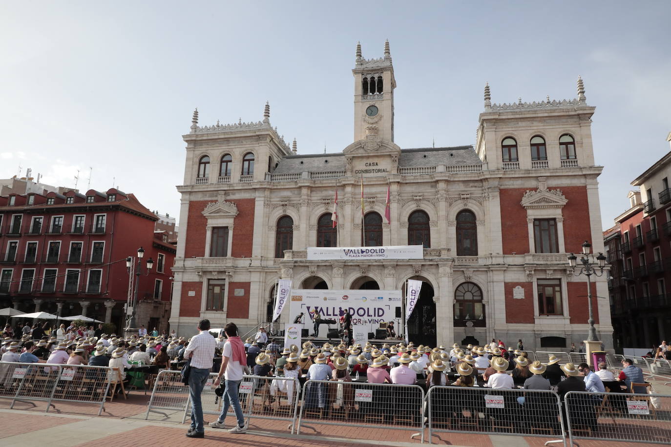 Decenas de personas disfrutan de los vinos y los productos de Valladolid. 