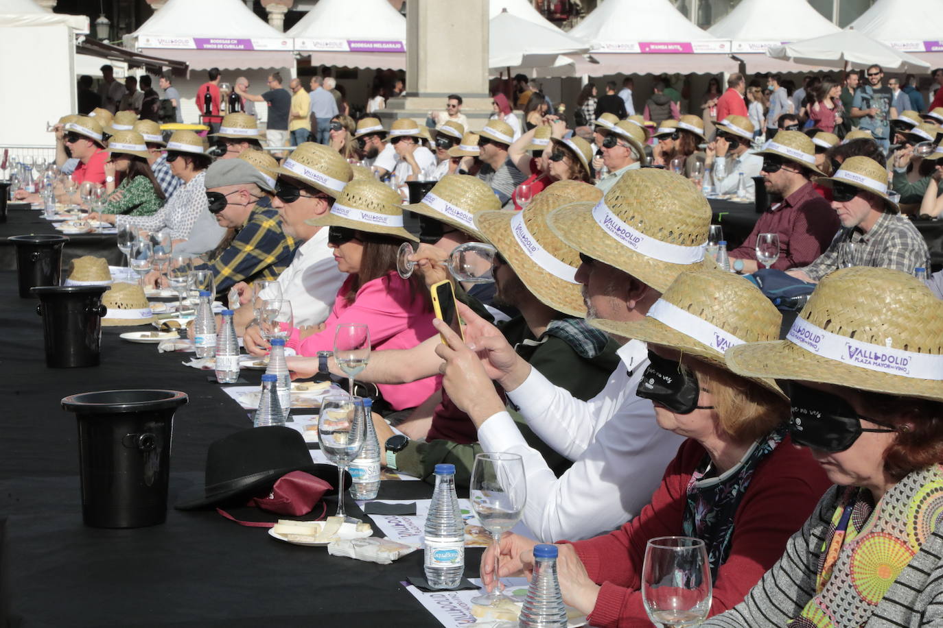 Decenas de personas disfrutan de los vinos y los productos de Valladolid. 