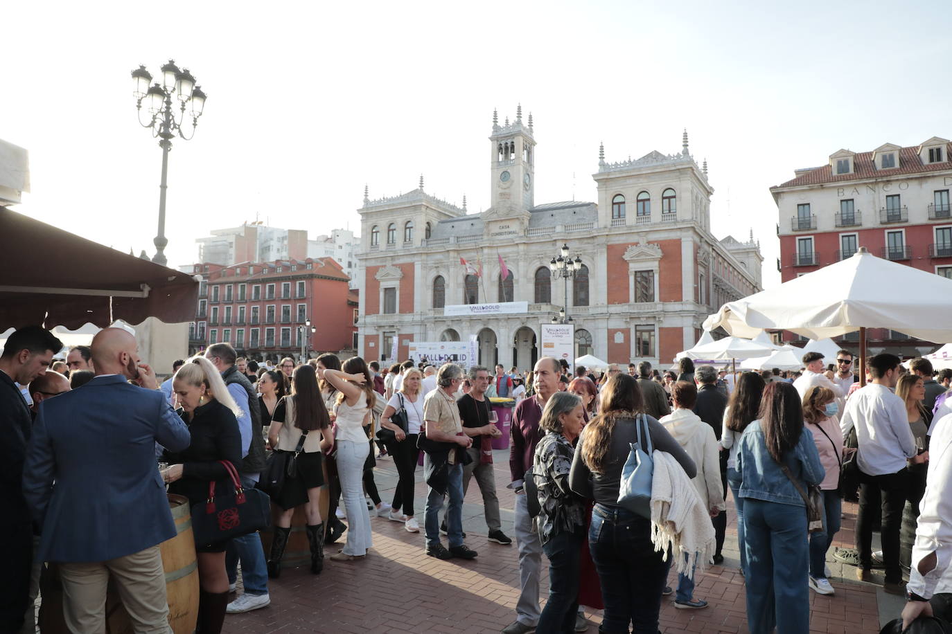 Decenas de personas disfrutan de los vinos y los productos de Valladolid. 