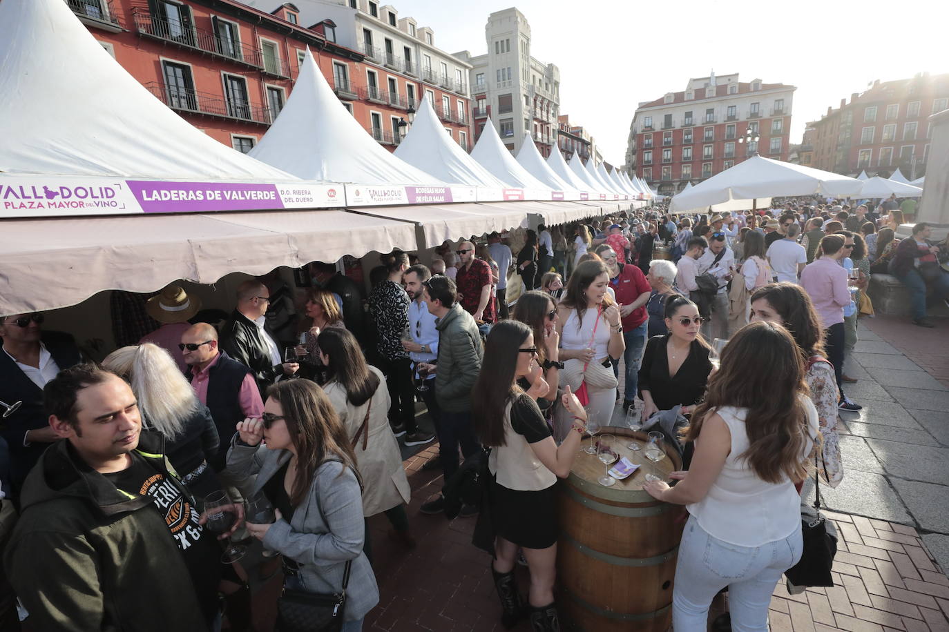 Decenas de personas disfrutan de los vinos y los productos de Valladolid. 