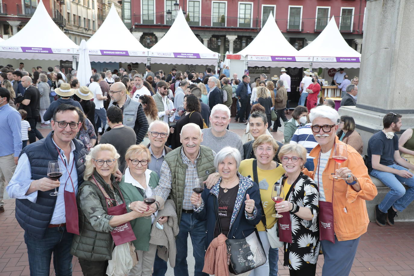 Decenas de personas disfrutan de los vinos y los productos de Valladolid. 