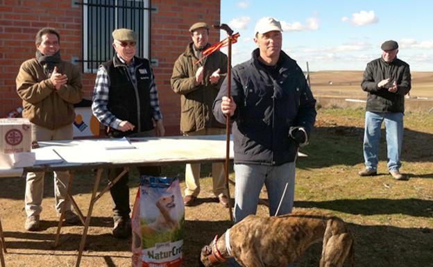 Óscar Rodríguez Calleja con su perro, cuando fue proclamado campeón en 2012.