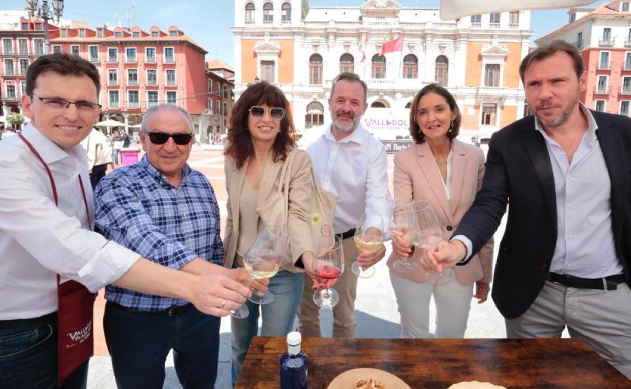 Pedro Herrero, Emililo Álvarez, Ana Redondo, Ángel Ortiz, Reyes Maroto y Óscar Puente, brindando, este domingo en la Plaza Mayor de Valladolid.