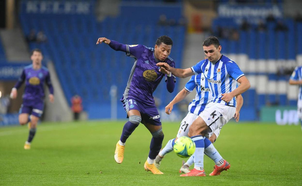 Gonzalo Plata disputa el esférico con un jugador de la Real Sociedad B. 