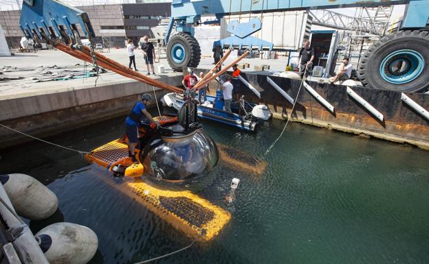 El submarino Aurelia es introducido en el agua en una demostración en Barcelona.