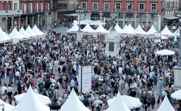 Una Plaza Mayor llena de aficionados al vino. 