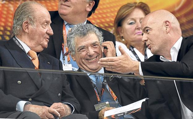 Juan Carlos I, Villar y el entonces presidente de la UEFA, Gianni Infantino, en un palco.