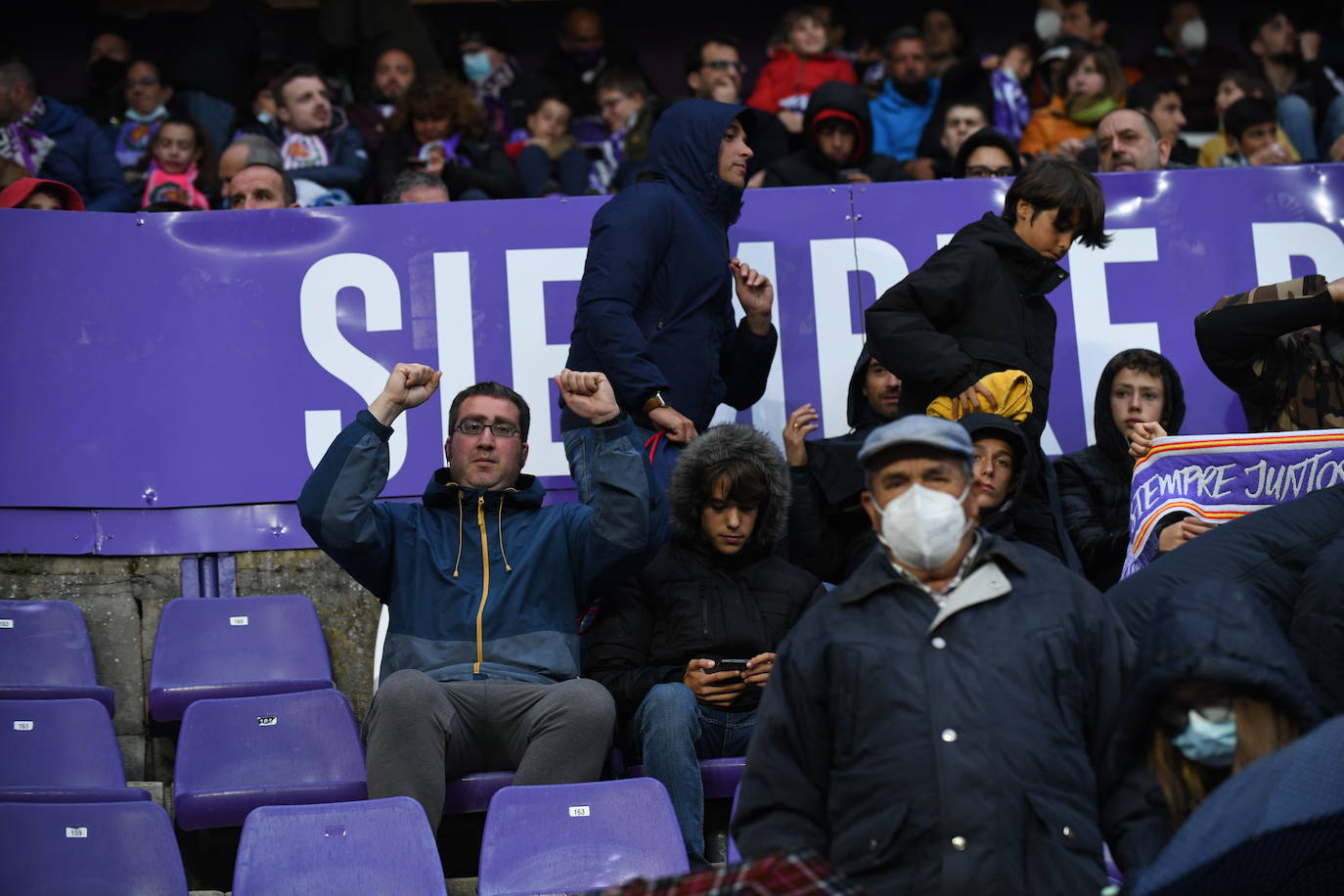 Aficionados en las gradas del Zorrilla durante el encuentro con la Real Sociedad B. 