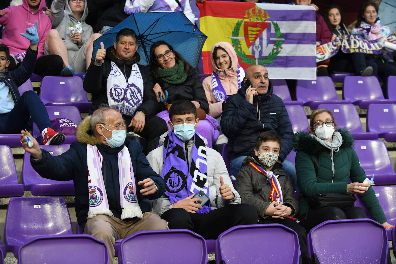 Aficionados en las gradas del Zorrilla durante el encuentro con la Real Sociedad B. 