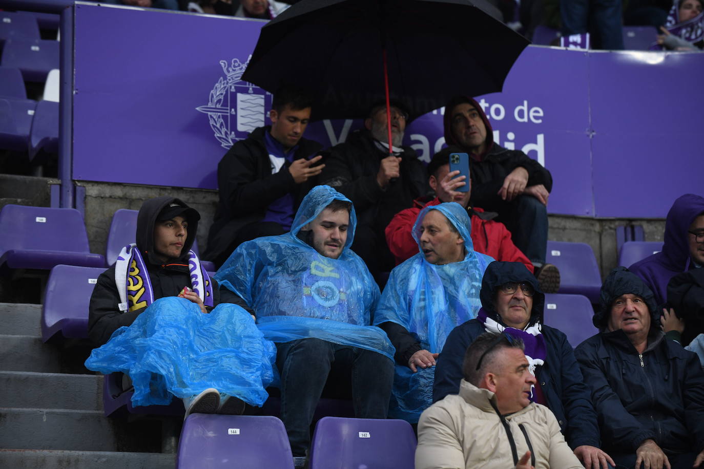 Aficionados en las gradas del Zorrilla durante el encuentro con la Real Sociedad B. 