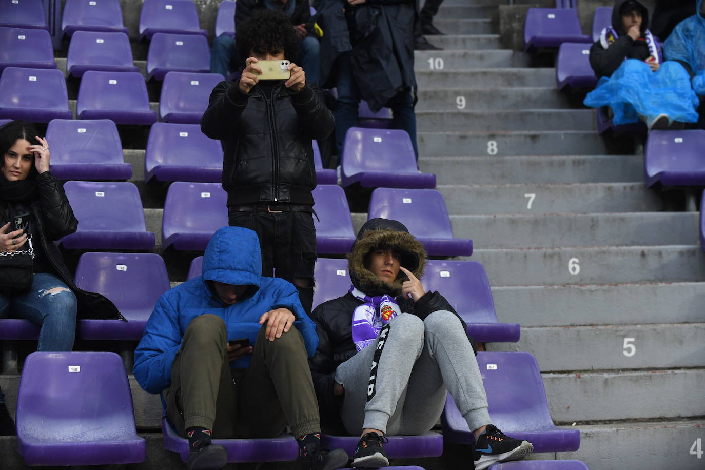 Aficionados en las gradas del Zorrilla durante el encuentro con la Real Sociedad B. 