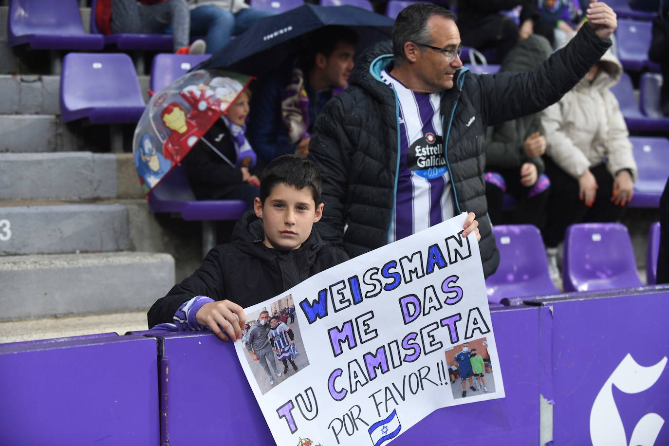 Aficionados en las gradas del Zorrilla durante el encuentro con la Real Sociedad B. 