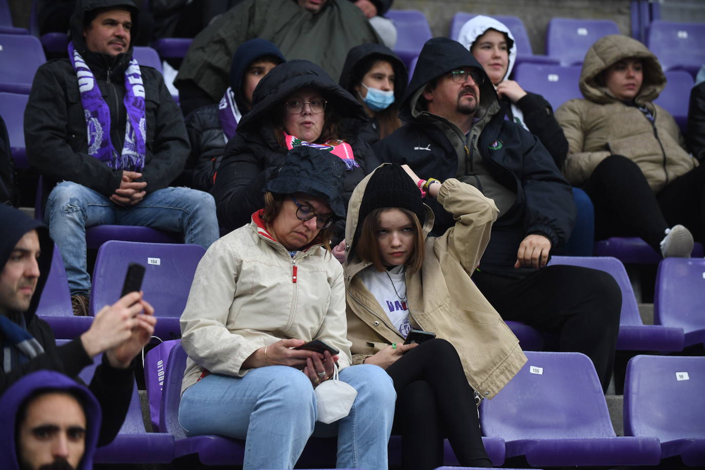 Aficionados en las gradas del Zorrilla durante el encuentro con la Real Sociedad B. 